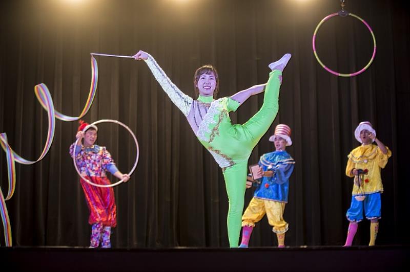 新北市「新象創作劇團」帶來廣受歡迎的馬戲雜技表演《歡樂馬戲總動圓》