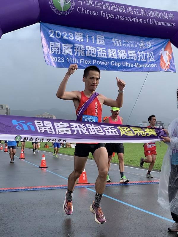 張景敦力克日韓好手，以3小時28分54秒拿下男子組優勝。