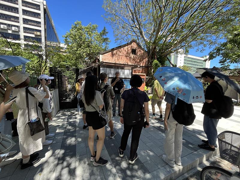 臺文基地特別規劃「東門市場的飲食百味」走讀三部曲，並搭配推出攝影、速寫、具象詩寫作等3種工作坊。