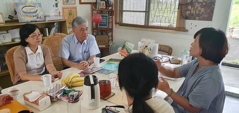 圖2 客委會范副主委與社團法人高雄市美濃愛鄉協進會討論客語社區營造計畫推動情形