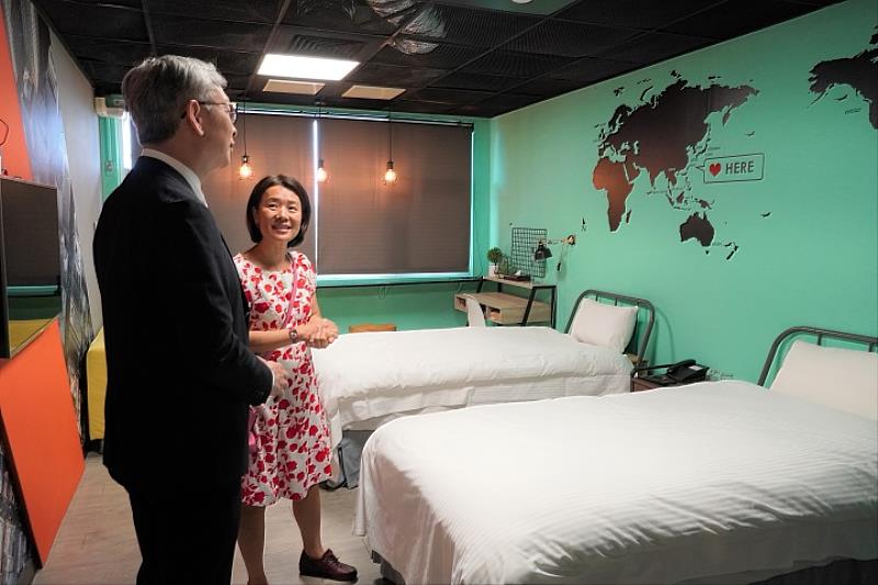 圖／中華大學觀光學院院長張馨文介紹校內由世界第一的地圖科技公司HERE Technologies所打造的全球第一間HERE Room。