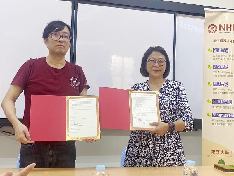 南華大學國際長林純純(右)代表與馬來西亞「禾樂藝術及文化交流協會」主席吳淑亮(左)共同簽署產學合作。