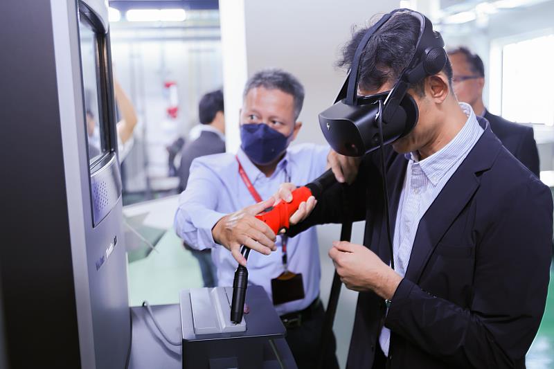 經濟部產業發展署郭肇中組長體驗 AR/VR銲接模擬訓練機