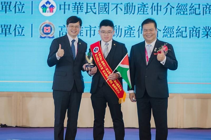 信義房屋最年輕店長康恩碩（中）以房仲工作為榮，也以此勉勵同仁。