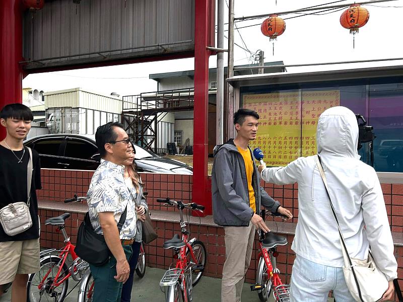 『單車土庫小旅行』後，雲科大創設系劉秉承老師(右2),彭立勛老師（左2）正接受雲林地方新聞台訪問