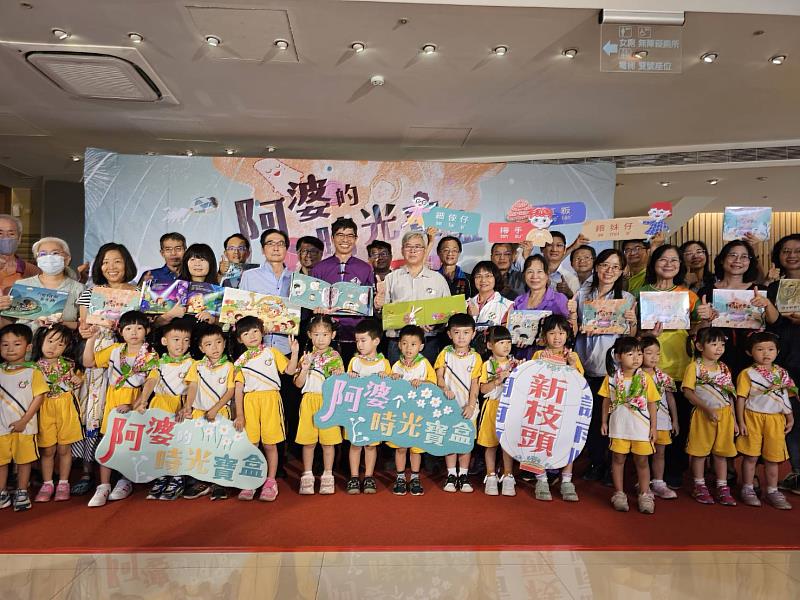 六堆《阿婆的時光寶盒》新書發表六堆地區幼兒園園長及國小校長大合照