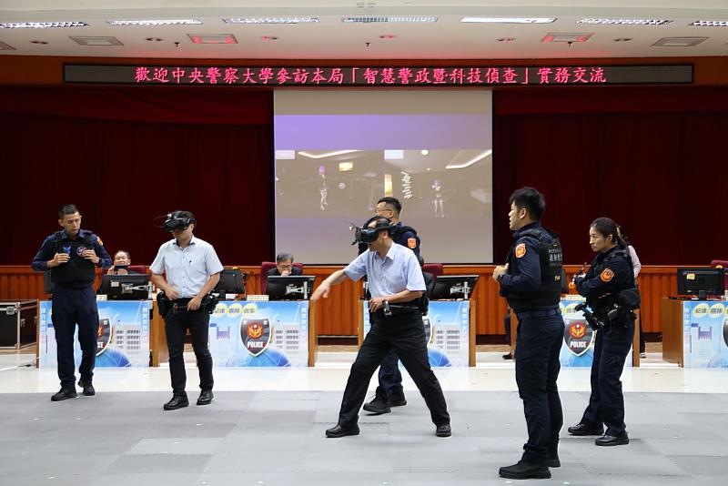 警察大學教授親身體驗警政署最新配置XR警勤訓練系統。