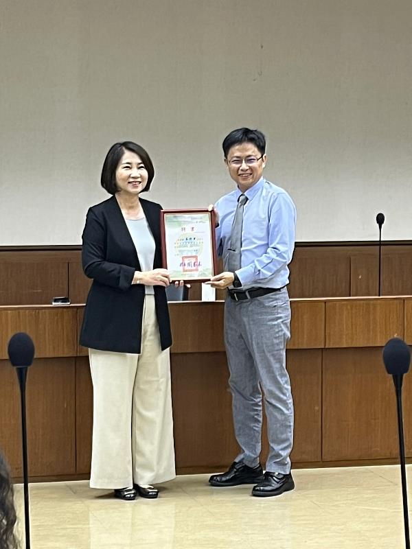 屏東縣長周春米頒發外聘委員聘書予義守大學助理教授吳明孝