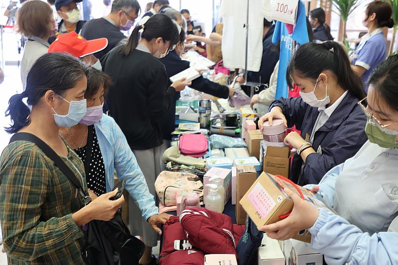 花蓮慈濟醫院響應世界安寧日，12日上午在醫院大廳舉辦民眾宣導與義賣活動，為心蓮病房(安寧病房)的心蓮旅行社募心募愛，募集基金幫助末期病人圓滿最後心願。