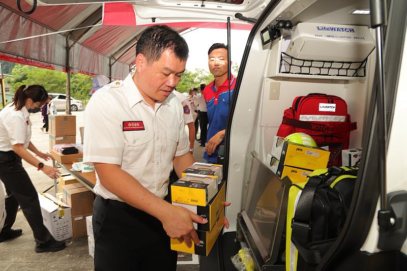 台灣金山財神廟慈善會暨嘉義歡喜財神廟拋磚引玉 捐贈救護車、救護器材