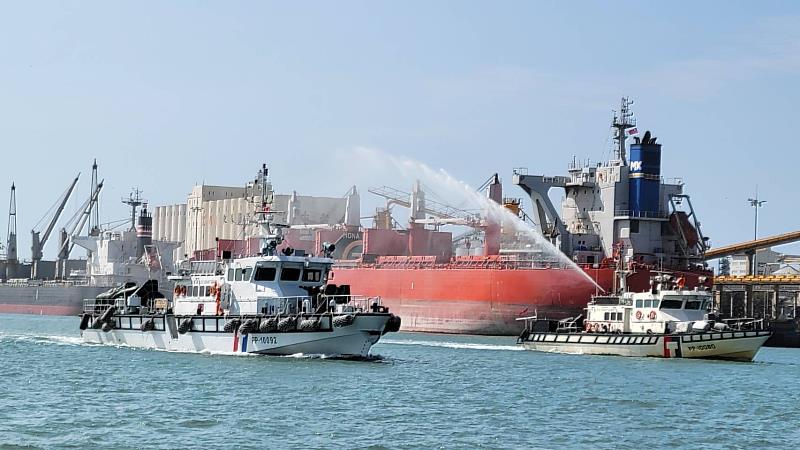 台中海巡隊巡防艇為此舉行新艇成軍典禮暨祈福噴水伴航儀式，以祈求新造巡防艇執行各項任務順利。