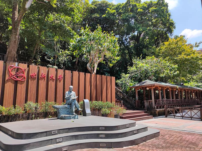 世新大學校園中的成舍我創辦人銅像。（世新大學提供）