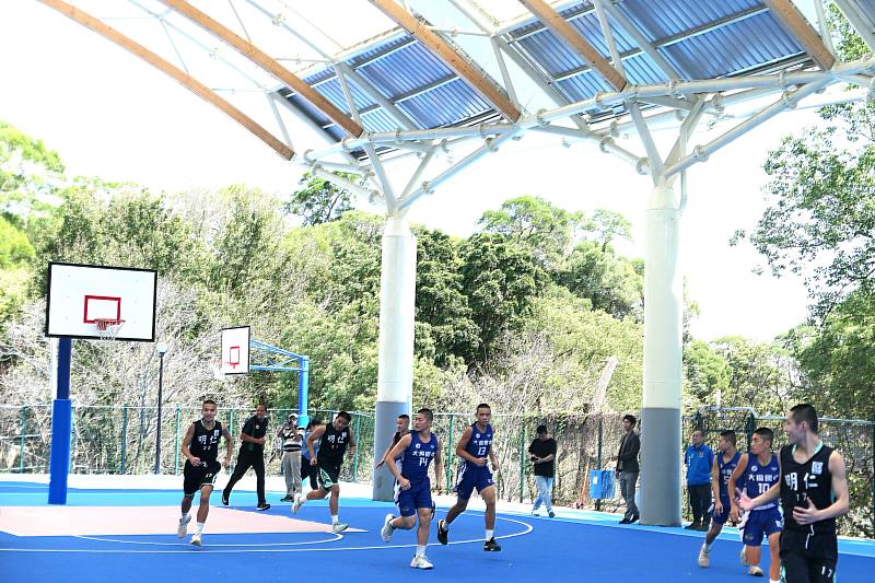 大倫國中及明仁國中籃球隊員進行表演賽，共同為球場啟用慶賀