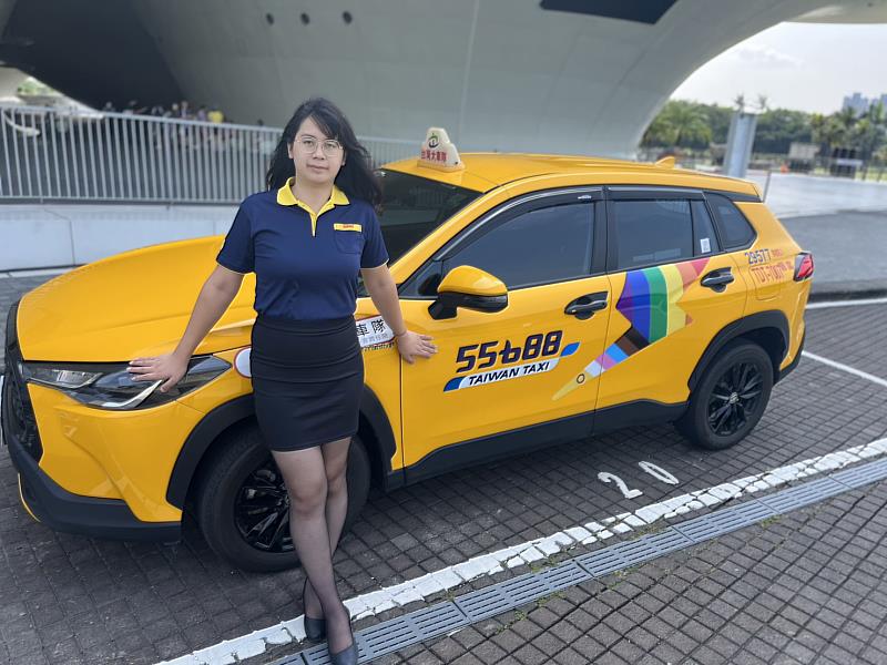 圖三_跨性別司機邱芯妤的55688小黃計程車貼上進步旗款式的閃電車貼，展現自信。
