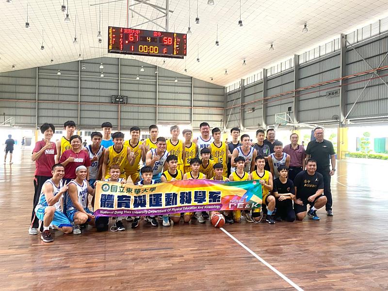 居鑾中華中學籃球隊與東華大學體育系籃球隊賽後合影。