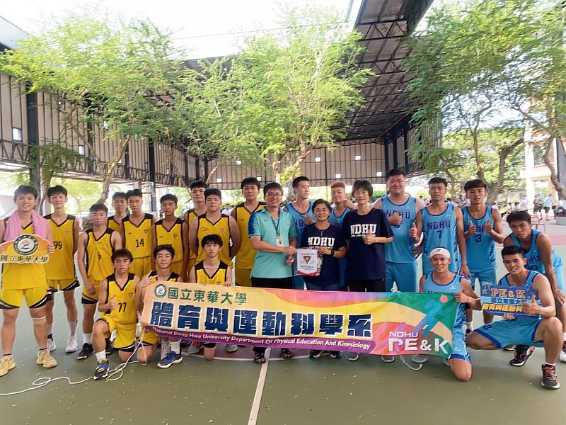 麻坡中化中學籃球隊與東華體育系籃球隊賽後合影。