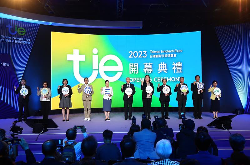 2023年台灣創新技術博覽會開幕典禮，貴賓們手持部會LOGO一同為展覽揭開序幕。(貿協提供)