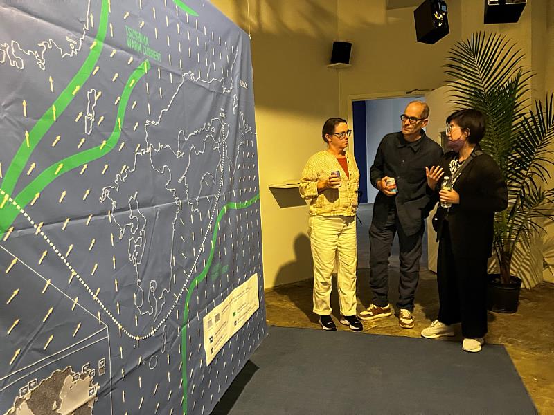 藝術家王虹凱（右1）以韓日詩人金時鐘1949年從濟州島逃亡到日本的旅程為出發點，創作出作品《Borom》。