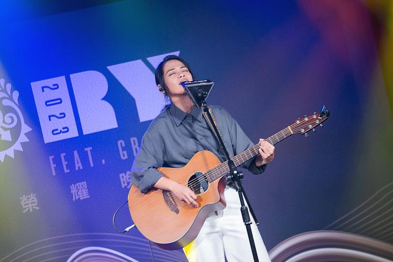 圖5-今年才剛在台灣原創流行音樂大獎奪冠的『吱吱 郭芝吟』為原文會獻唱祝賀