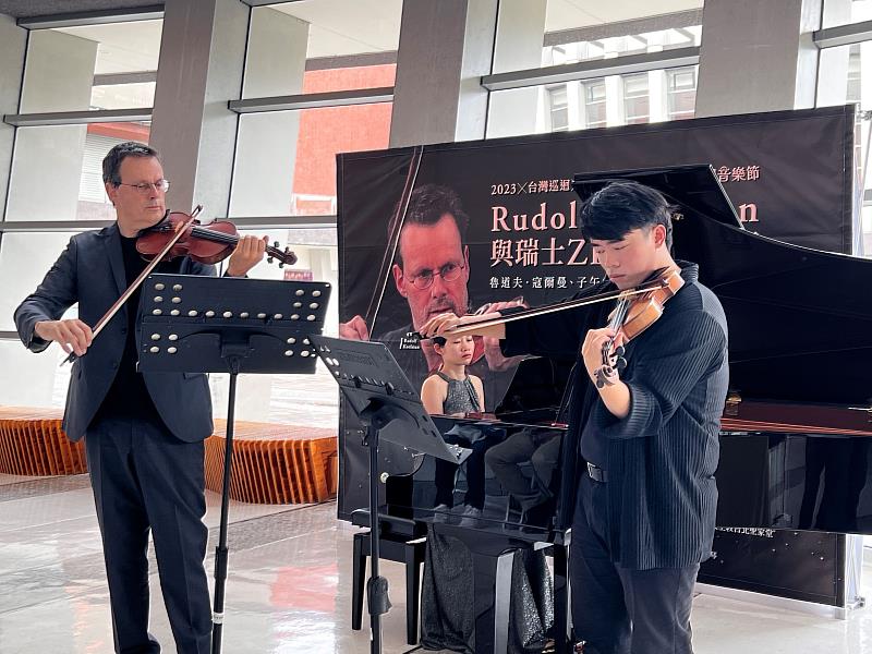 小提琴大師Rudolf Koelman(左）於記者會上演奏
