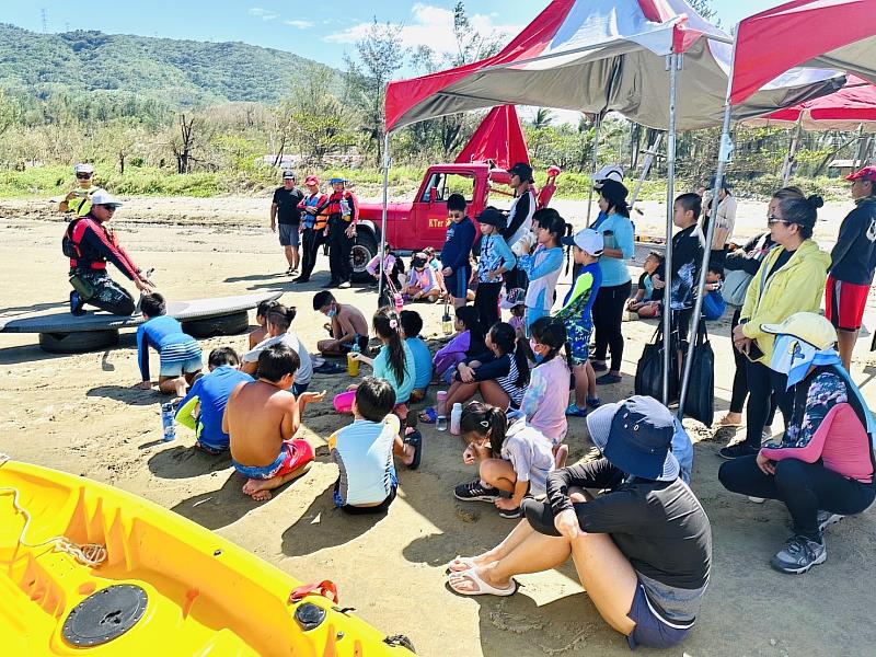 交通旅遊處13日於車城鄉海口港水域舉辦「屏東海洋嘉年華-水域安全體驗活動」