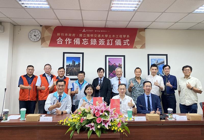圖2:全體貴賓大合照(前排左1地政處何憲棋處長、前排左2張治祥秘書長、前排左3陽明交通大學工學院林志平院長、左4土木系林子剛系主任)