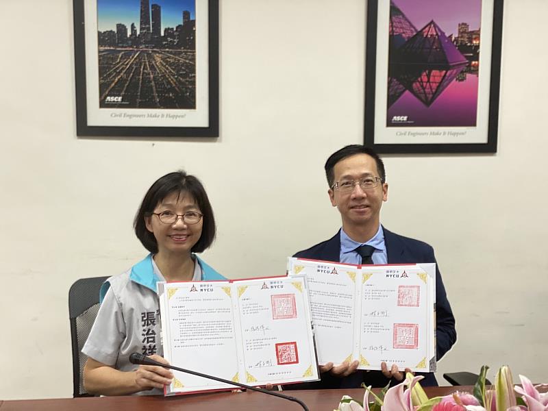 圖1：張秘書長與陽明交大土木工程學林子剛系主任簽約