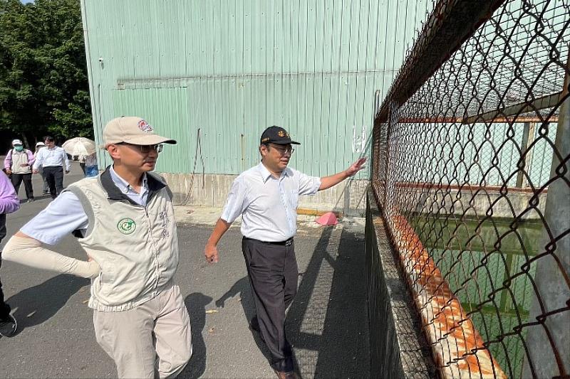 羅一鈞副署長參觀中華醫大大肚魚餵養池作為登革熱生物防治