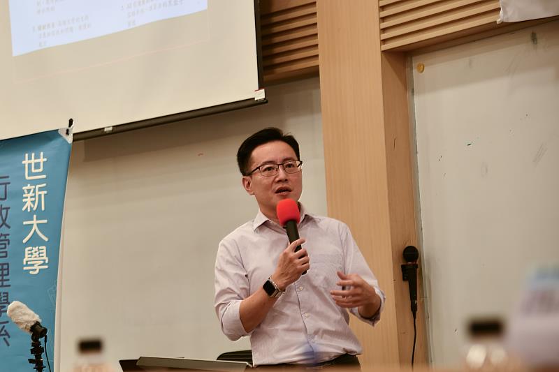 圖三：淡江大學公共行政學系助理教授王千文代表團隊發表「AI與公務人員的共舞：以聊天機器人為例探討人機協作的職能模式」。（世新大學提供）