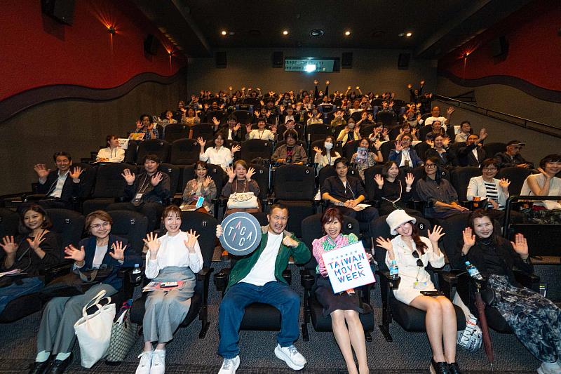在日本擁有高知名度的導演九把刀，在首日《月老》特映會與日本粉絲相見歡。（文策院／提供）