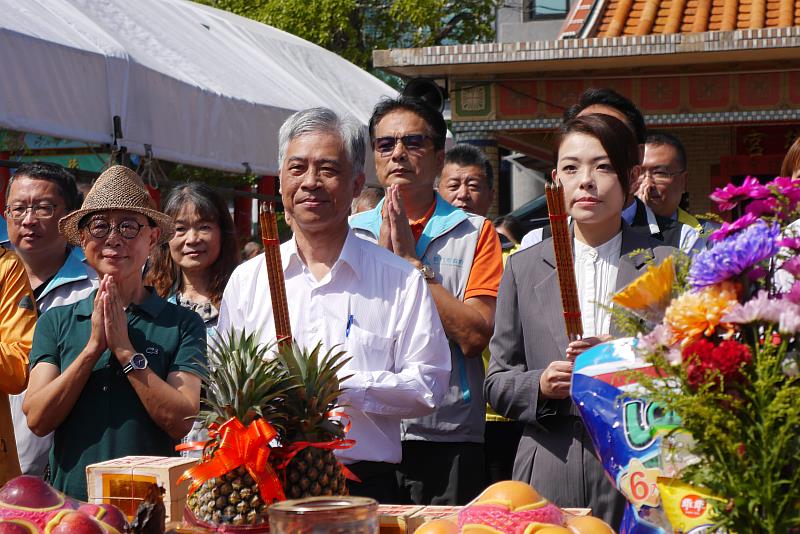 范副主委及高市長帶頭祭拜祈福