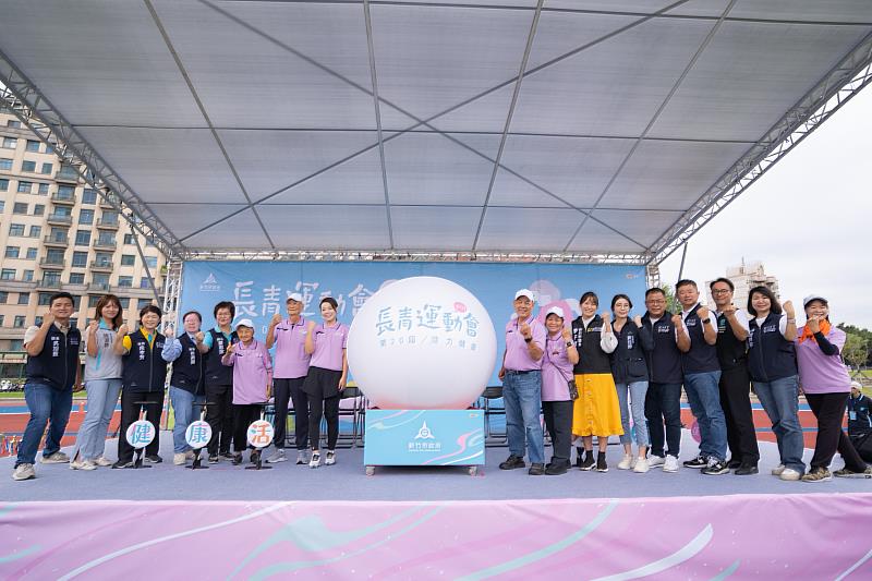 今年長青運動會邁入第20屆，共有107隊創下歷年新高，吸引逾2,400名長輩大展身手。