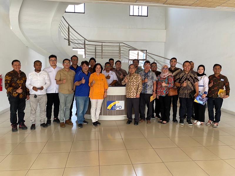 邱處長、徐理事長、陳董事長、黃經理及印尼商會成員合影。