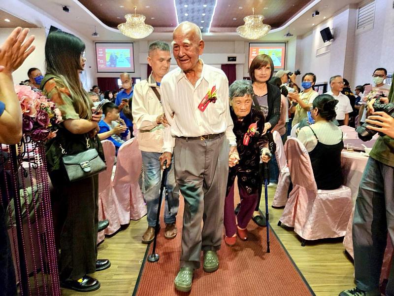 婚齡滿72年的滿州鄉李清興及李張勸仔佳偶，攜手走過紅地毯
