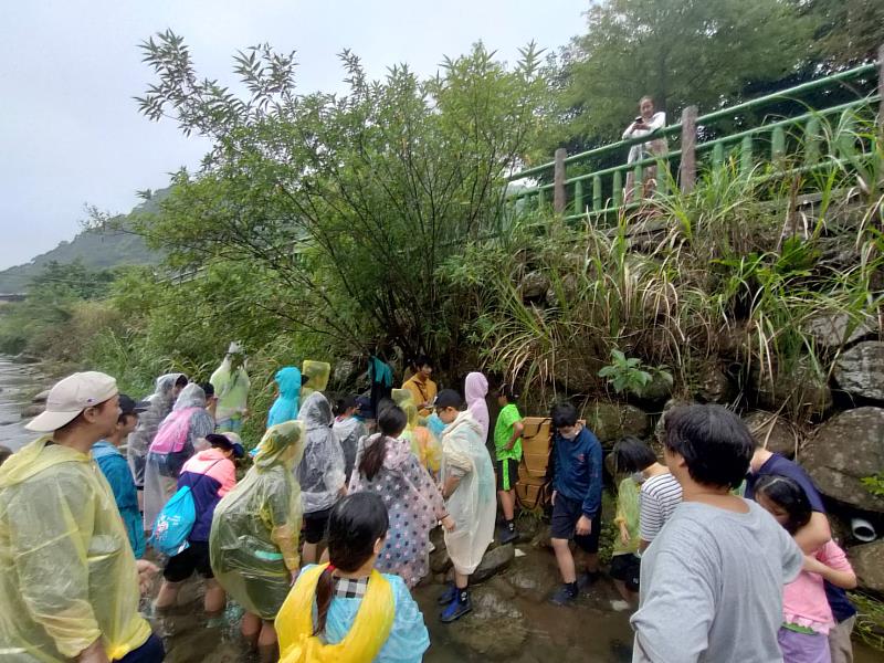 講師向學童講解水保設施砌石護岸的功能