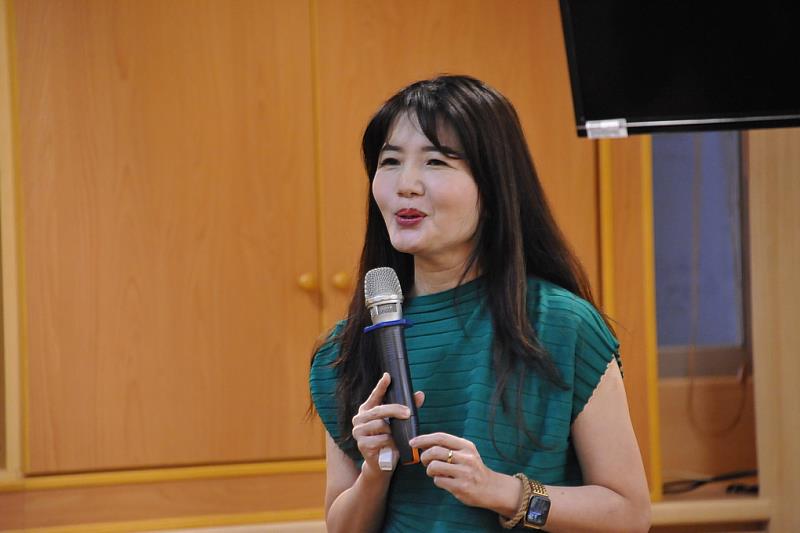 李氏聯合診所管理中心副主任徐慧君助理教授分享以人為中心的糖尿病全人照護模式及阿德勒同理心衛教藝術。