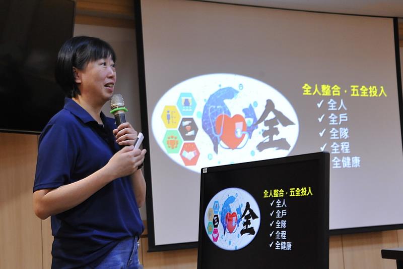 花蓮慈院醫事室副主任張菁育享2022年秀林鄉全人照護計畫執行成效。