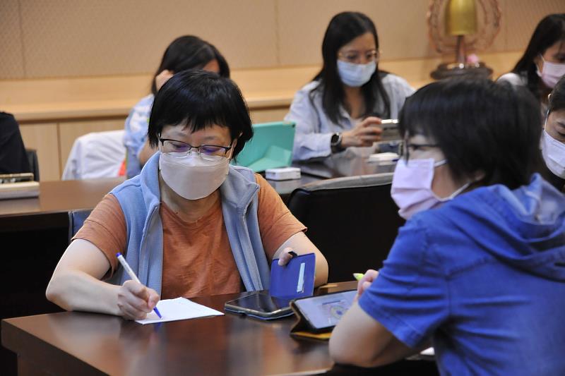 三位講師分享的內容精實，學員勤作筆記，或以手機拍下簡報內容。