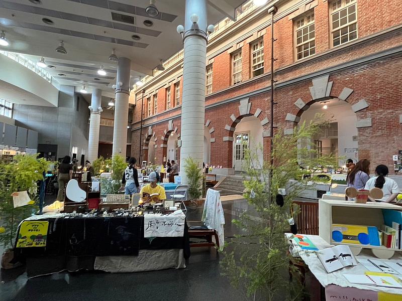 臺文館首次將市集帶進館內，「文學書桌衝浪」讓觀眾欣賞品牌主理者所詮釋的多樣文學面貌。