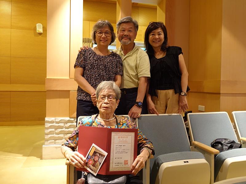 （前排）捐贈者李錦上夫人李黃菊花女士，特地帶著丈夫李錦上的照片前來與會，令人動容。