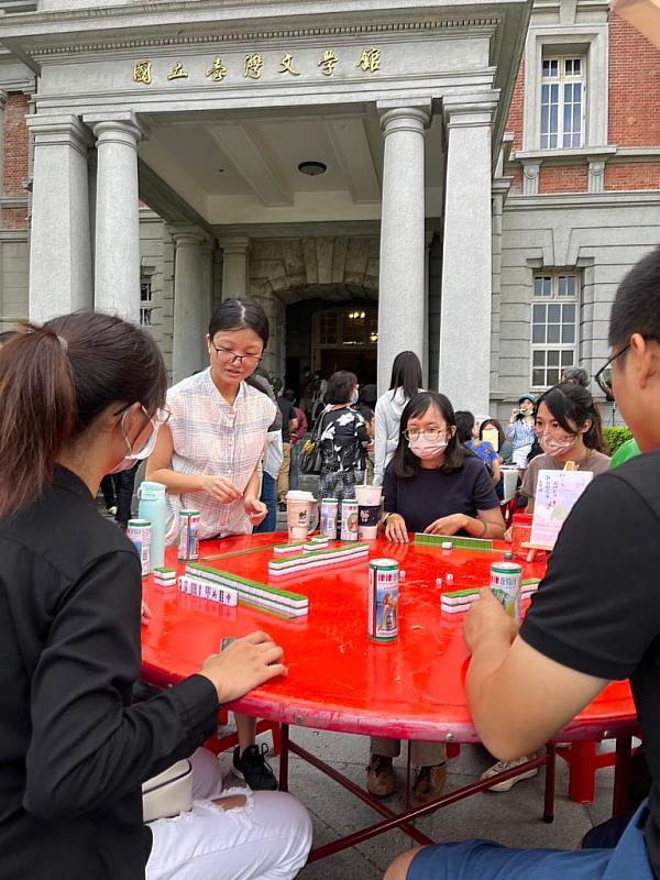 2022年金典獎得主何玟珒在「文學辦桌」透過小麻將與觀眾面對面交流創作歷程。