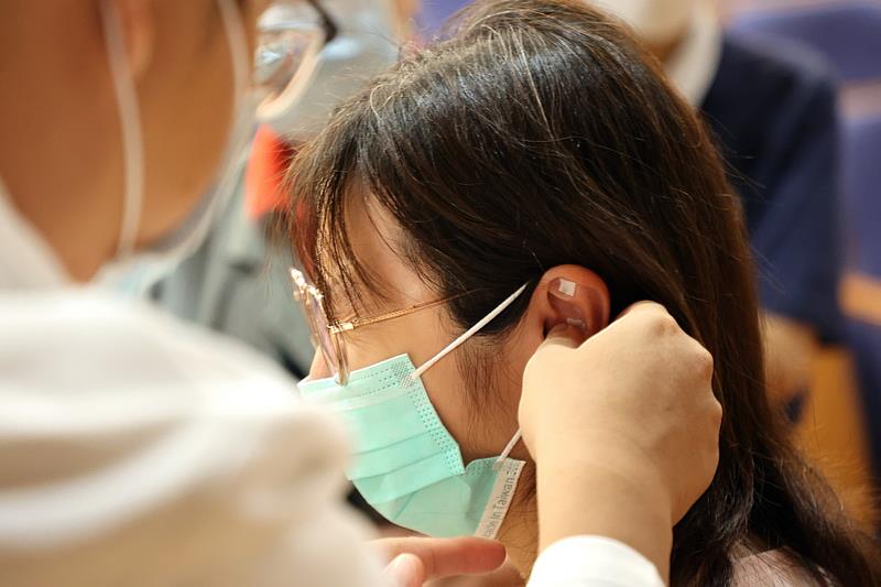 吳立工醫師特別為民眾貼上中醫耳朵穴位貼，祝福大家都能夠遠離頭痛疾病。