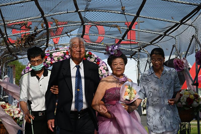 高齡88歲的林阿公在子女陪伴下與結縭63年的老婆走上紅毯