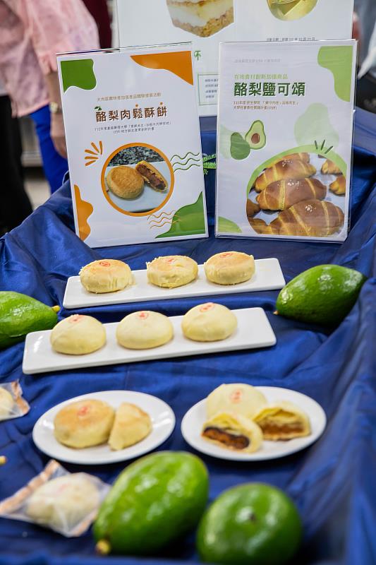 運用臺南大內區農產品酪梨，製作出嘉藥牌「酪鬆餅」