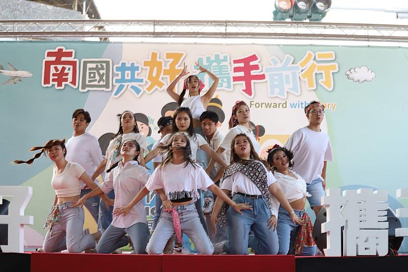 愛跳舞的周泓俊(右一)，在學期間和境外學生共同創辦國際藝術表演社，讓來自各國的學生藉由舞蹈，分享自己國家的文化特色(照片來源：義守大學提供)。