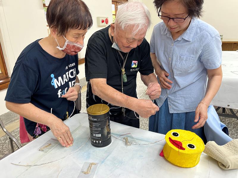 97歲的燈藝師蕭在淦(中)指導學員做花燈，體驗工藝的樂齡美學生活