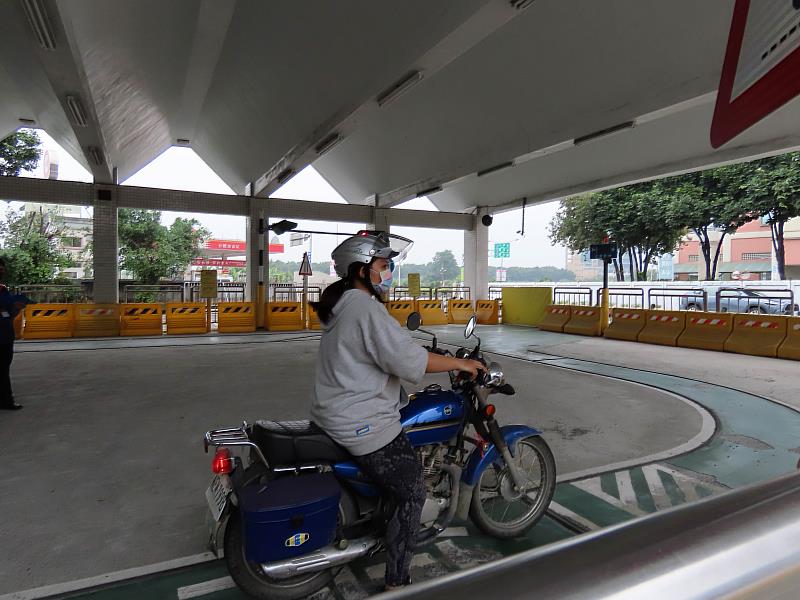 術科測驗包含實地循環檔機車騎乘及負重跑走