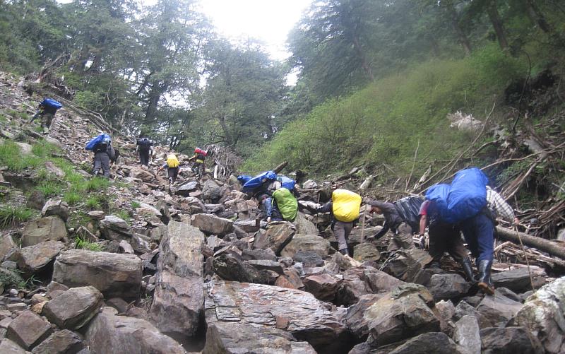 森林護管員執行深山特遣勤務