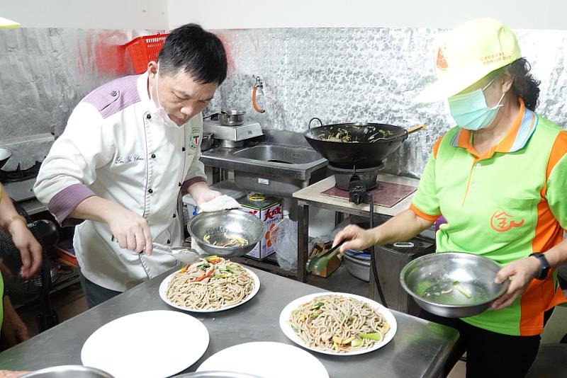 圖說三：林宥君主任指導社區居民志工作料理