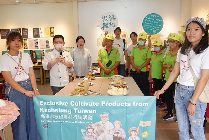 圖說二：樹德科大餐旅系林宥君主任為社區居民志工介紹料理